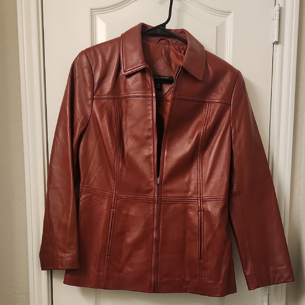 Vintage Lamb Skim Jacket with Tailored Fit and Zipper Closure